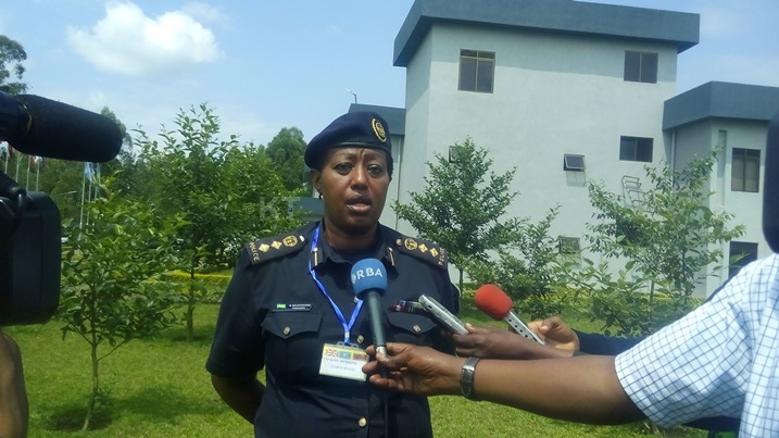CSP Muhisoni asobanura ko ibyo bungutse ari ibyo kwifashisha mu gihe cy'umutekano mucye.