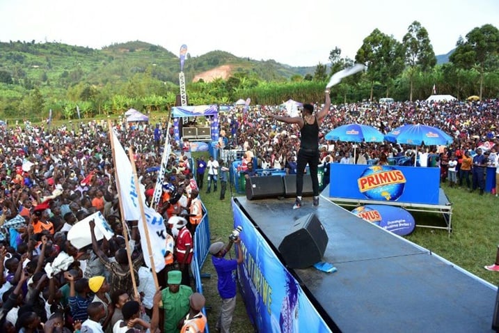 Christopher yageze aho avanamo umupira yari yambaye.