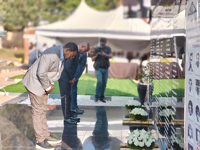 Abayobozi batandukanye bunamiye Abatutsi biciwe muri CHK