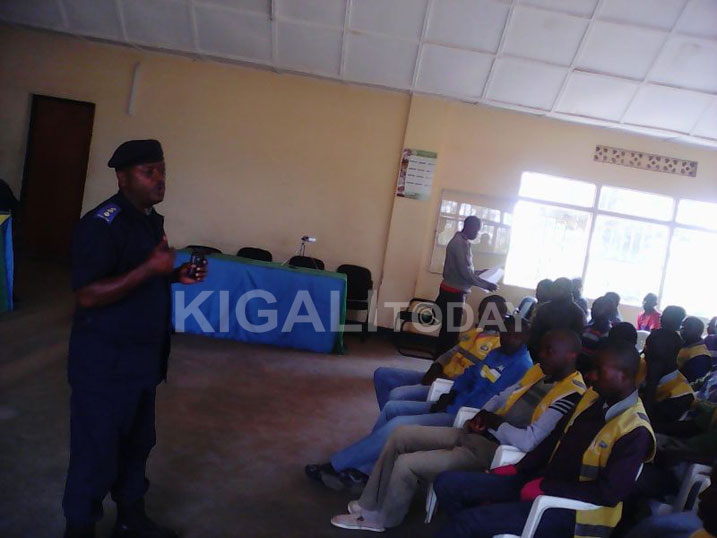 CIP Kalisa aganira n'abamotari bo muri Kamonyi.