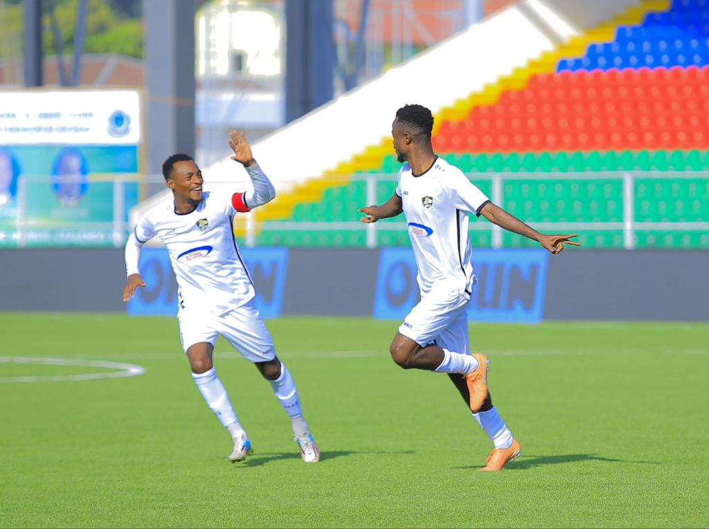 Claude Niyomugabo (wambaye igitambaro gitukura ku kuboko) ubu ni we kapiteni wa APR FC