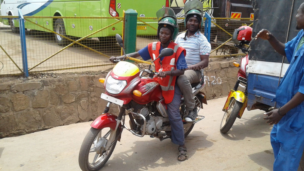 umaze imyaka itanu atwara moto muri Kigali avuga ko nta kibazo agira cyo gutwara abagabo nubwo bagenda bamufasheho