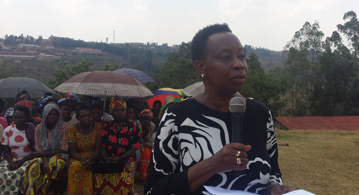 Clemence Bideri ushinzwe gushyigikira ubukungu muri Women for Women,asaba aba bagore gutangira kuguza bakizamura