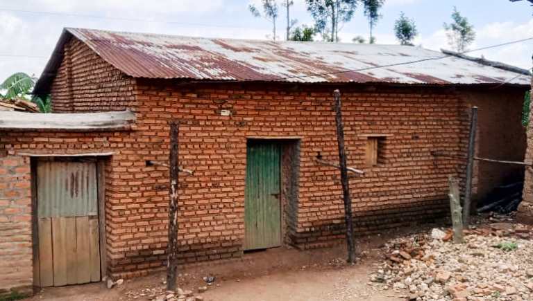 Clémentine Nyirahabimana n'umugabo we, ni urugero rw'uko kuva mu bukene bishoboka, nzu yabo yari ibyondo none bayometsehoa matafari ahiye