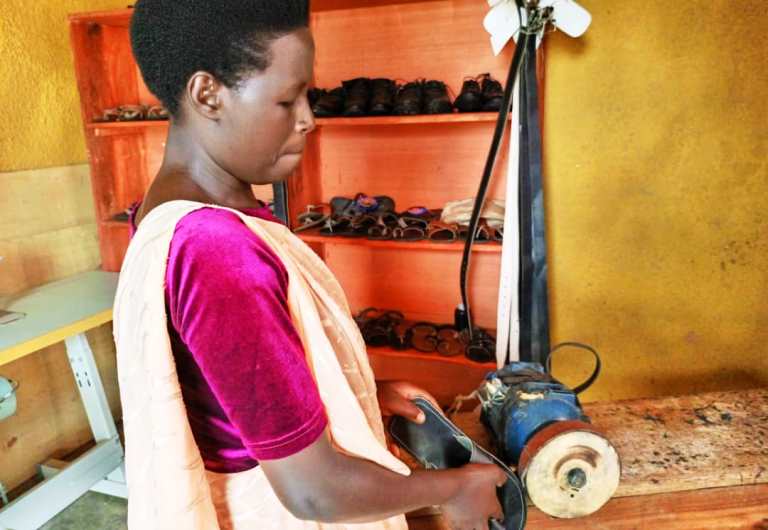 Clémentine Nyirahabimana yigishijwe gukora inkweto nonearabikora abikunze kandi yamaze kwigurira akamashini gasena neza inkweto