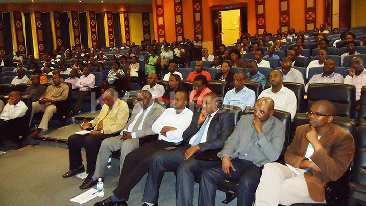 Abakozi muri MINALOC n'ibigo biyishamikiyeho, bibutse Jenoside ku nshuro ya 21 yakorewe abatutsi.