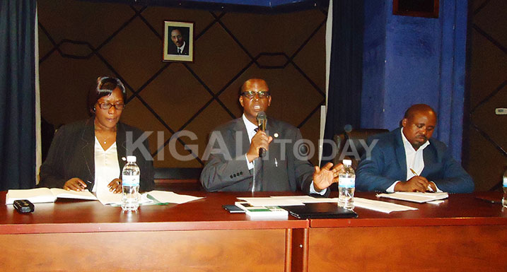 Dr Jean Damascene Bizimana/CNLG (hagati) yavuze ko gupfobya Jenoside ari nko kuyikora.