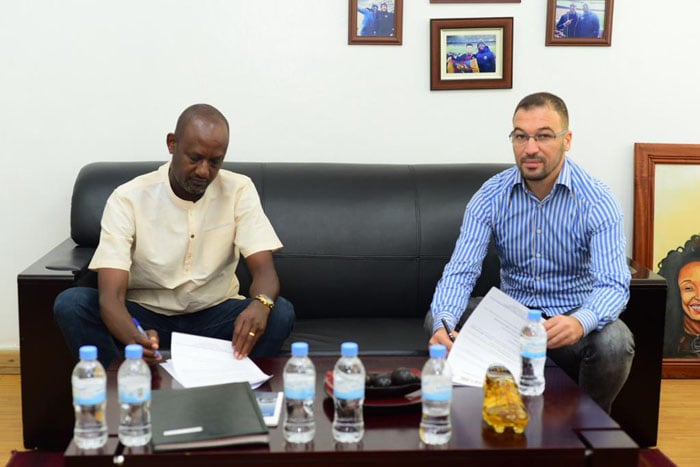 Asimbuye umufaransa Djilali Bahloul ufite inkomoko muri Algérie wari uherutse gusezererwa