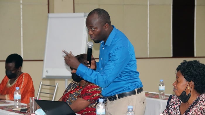 Rutebuka Balinda ageza ubwo bushakashatsi ku bitabiriye icyo gikorwa