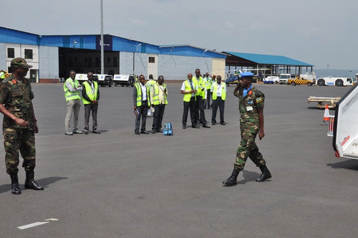 Col M. Nkangura wari uyoboye izi ngabo asuhuza abayobozi b