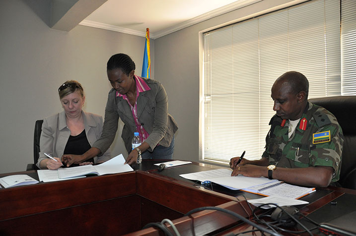 Col Rutaremara na Natacha bashyira umukono ku masezerano y'ubufatanye hagati ya RPA na SCI.