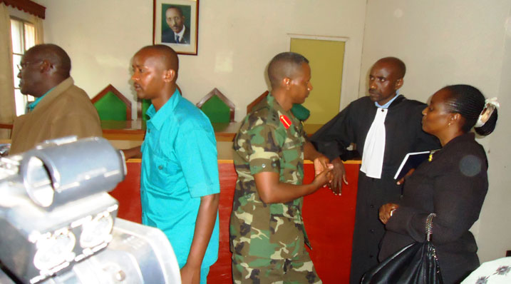 Col. Tom Byabagamba n'umugore we (iburyo) baganira n'umwunganizi mu mategeko.