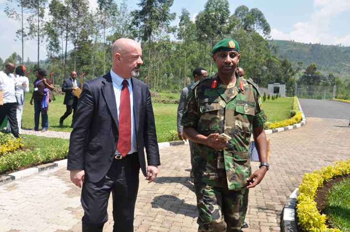 Coll. Jill Rutaremara n'umukozi wa UNITAR bafatanyije gutegura amahugurwa.