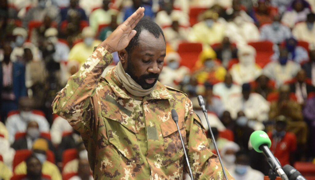 Colonel Assimi Goita ubwo yarahiriraga kuba Perezida w'inzibacyuho muri Mali tariki 25 Nzeri 2020 (Ifoto: Xinhua)