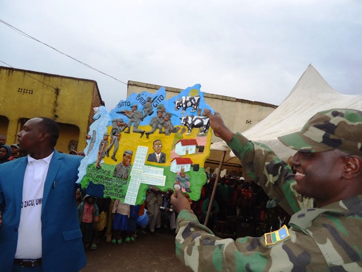 Colonnel Rutikanga Jean Bosco yakira impano igishushanyo bahaweho impano y'ishimwe mu izina ry'ingabo za RDF.