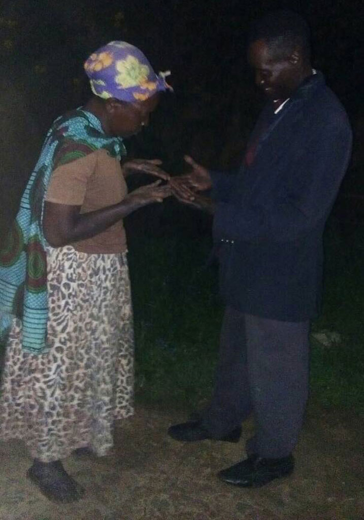 Uwo mugabo yitwa Arinatwe John wavuye Uganda aha yarimo aramukanya na mushiki we utuye mu Karere ka Burera mu Murenge wa Cyeru. Yarebaga mu biganza koko niba ariwe.