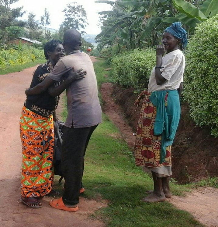 Mukeshimana Patricie waturutse muri Uganda asuhuza musaza we utuye mu Karere ka Ngoma. Uwo mugore ubahagaze iruhande ni muramukazi wa Patricie 