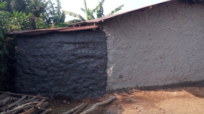 Concessa Nyirarekeraho bamusaniye inzu yari igiye kumugwaho baranayikurungira, bamwubakira n'igikoni ndetse n'umusarane,