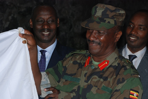 Umusirikare wa Uganda uyoboye itsinda rizagenzura imipaka ahabwa igitambaro cy