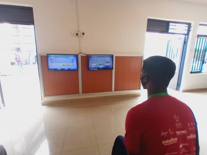 Uwazanye imodoka aba yicaye muri salle ari kureba uko imodoka ye ihagaze anabisobanurirwa