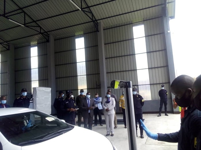 Minisitiri w'Ibidukikije ari kumwe n'Umuyobozi wa Polisi wungirije ushinzwe ibikorwa bagaragarijwe imiterere y'iki kigo