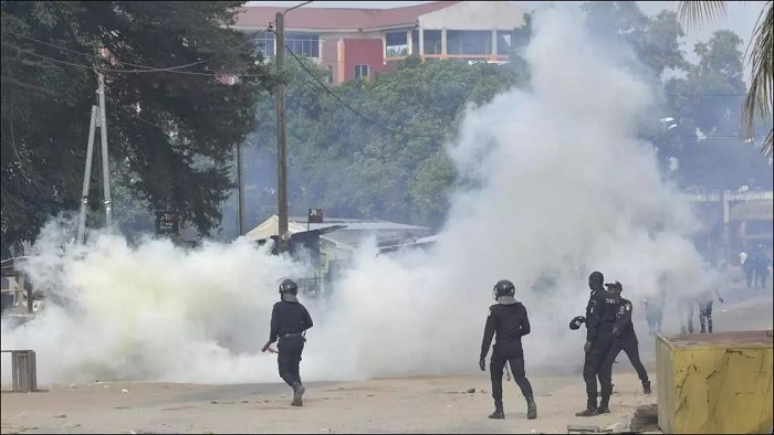 Polisi muri Côte d'Ivoire yahanganye n'abigaragambyaga kugeza n'ubwo basenya ikigo gisuzumirwamo Coronavirus (Ifoto: AFP) 