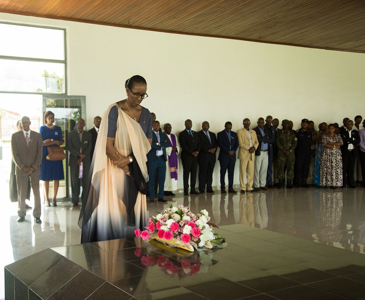 Madame Jeannette Kagame ashyira indabo ku mva ishyinguwe mo umwamikazi Rosalie Gicanda 