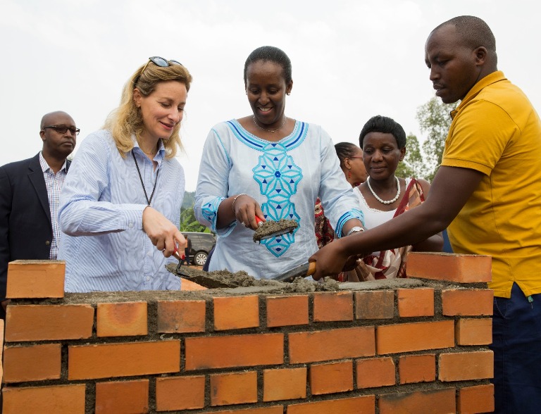 Madame Jeannette Kagame afatanyije na Della Tamari, umuyobozi wungirije wa Tamari Foundation bashyize ibuye ry