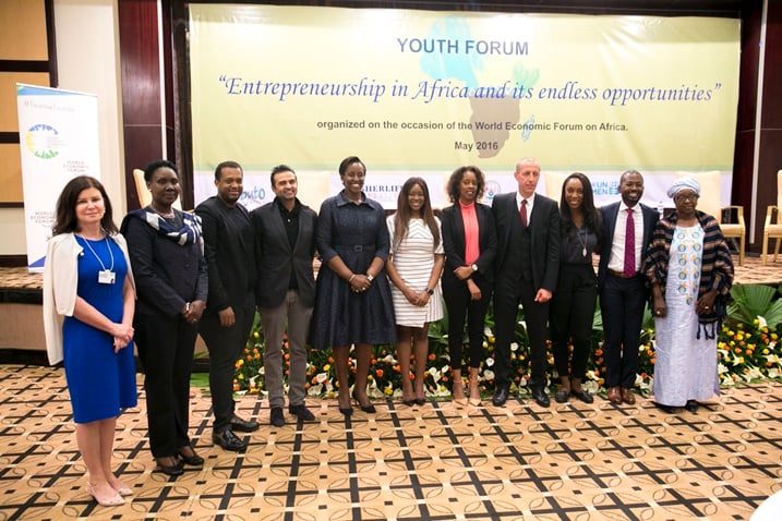 Madamu Jeannette Kagame ari kumwe na bamwe mu bitabiriye ibiganiro n