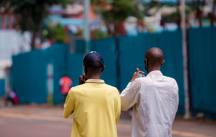 Barareba ibisubizo kuri telefone zabo