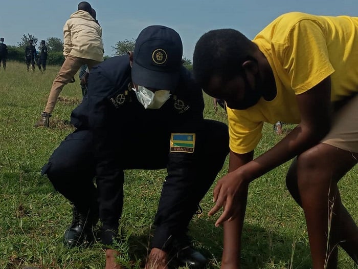 CP Bruce Munyambo yasabye abanyeshuri ba GS Nyarupfubire ndetse n'abaturage kurinda ibiti byatewe no kubyongera