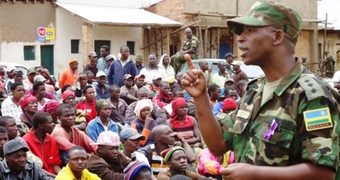 Cpt Twagira Vianney aganira n'urubyiruko nyuma y'umuganda