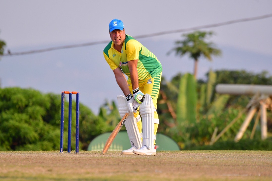 David Andrew Seaman yitegura gukubita agapira (batting)