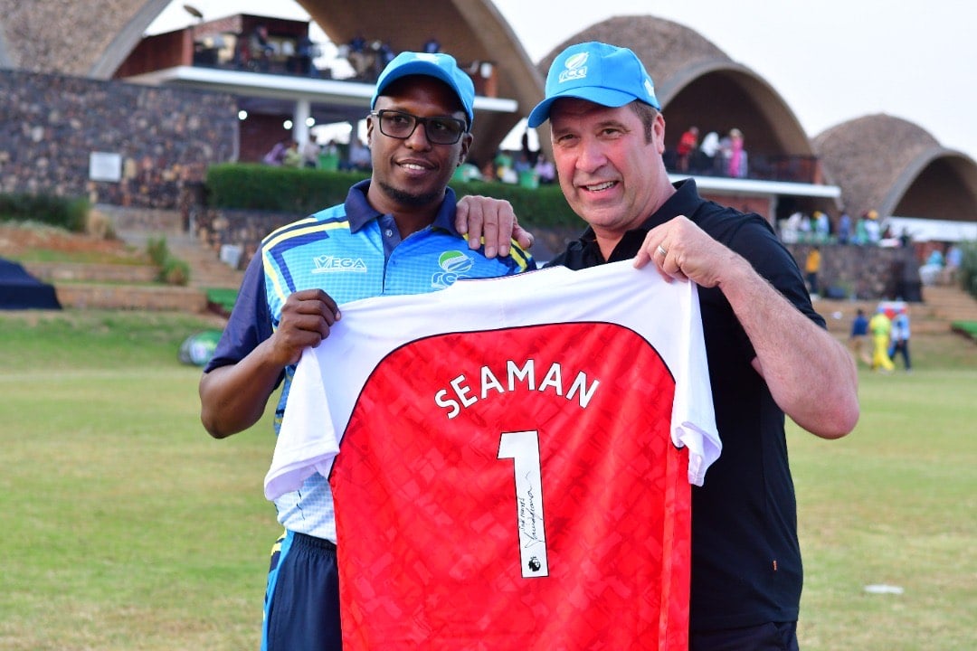 David Andrew Seaman yasize umwambaro wa Arsenal nk'urwibutso muri Federasiyo ya Cricket mu Rwanda 