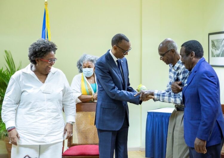 Sir Wesley Winfield Hall ashyikiriza Perezida Kagame agapira bakinisha Cricket