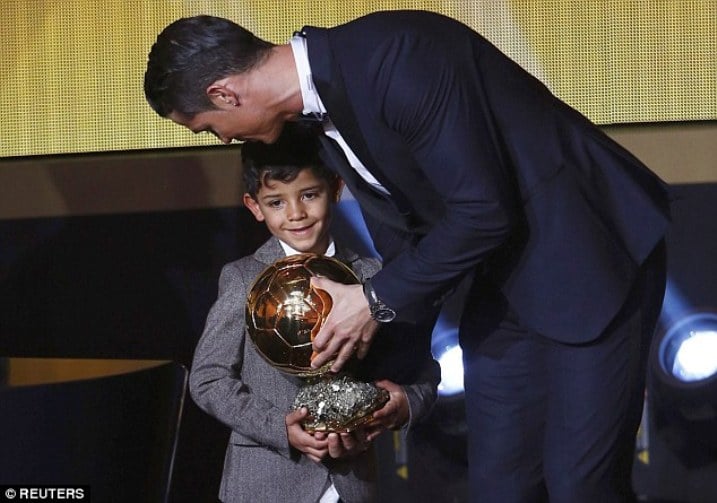 Ronaldo hamwe n'umuhungu we Ronaldo Jr nyuma yo gushyikirizwa igihembo kiruta ibindi ku mukinnyi wa ruhago