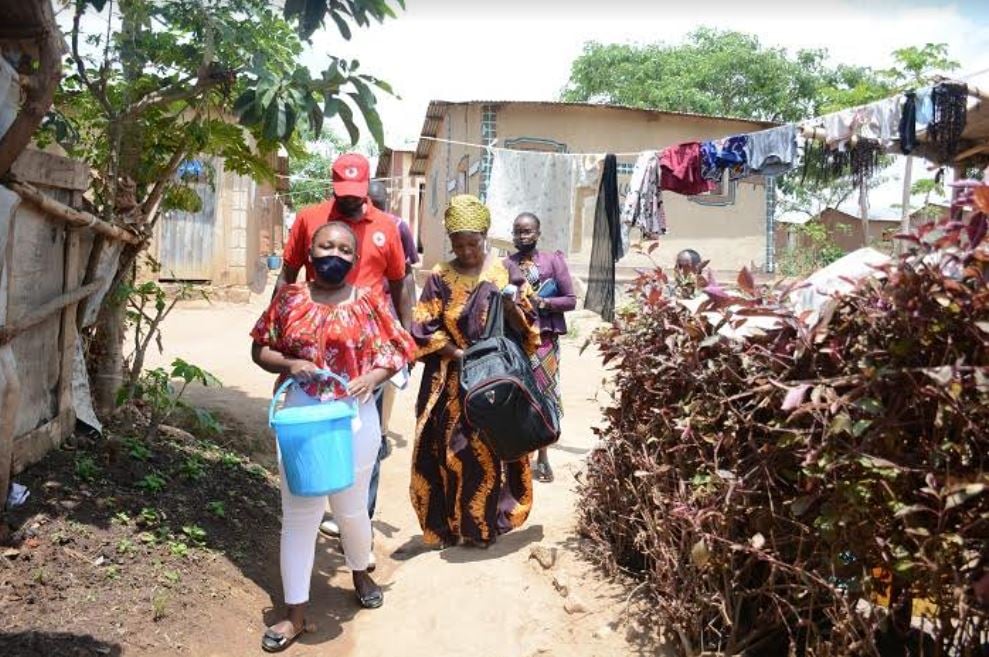 Umwe mu bagiye kwiga imyuga aherekejwe n'umuryango we