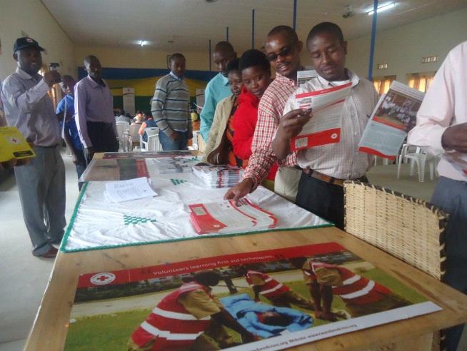 Abahuguwe bahawe inyandiko zikubiyemo ibikorwa bya Croix Rouge ngo bazisakaze mu baturage.