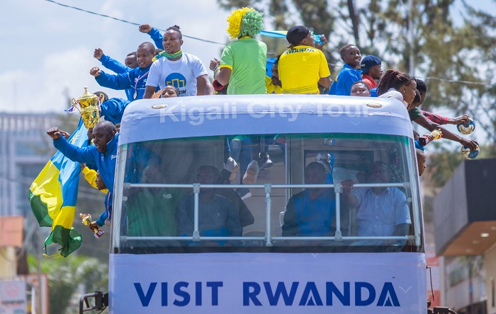 Umutoza Bagirishya Anaclet (Uri mu idirishya ) yishimira igikombe 