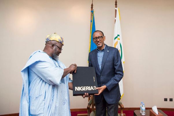 Adebayo Abdul-Raheem Shittu na Perezida Kagame nyuma y'ibiganiro bagiranye
