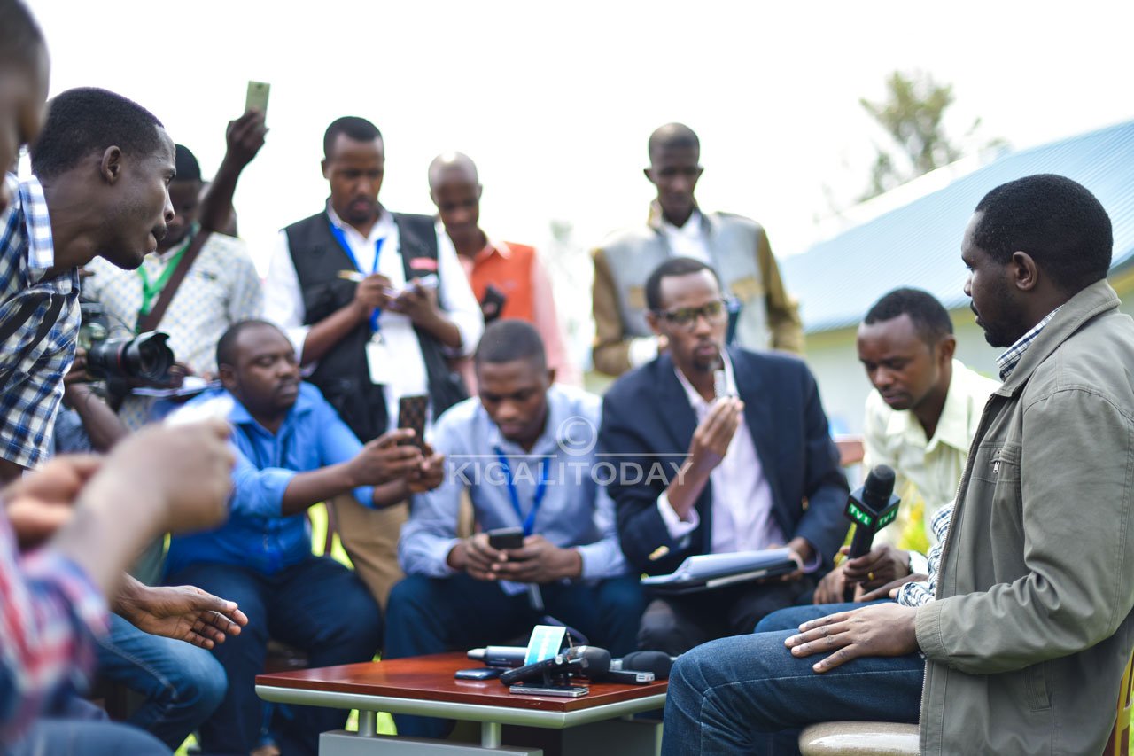 Umupasiteri witwa Deo Nyirigira uyobora itorero ryitwa AGAPE ngo niwe wihishe inyuma y'ifungwa rya Cyemayire