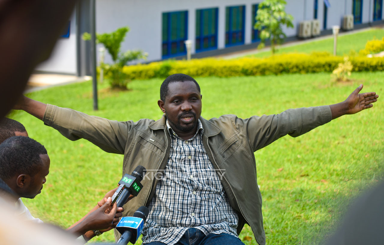 Ngo bamufungaga aziritse amaboko n'amaguru 