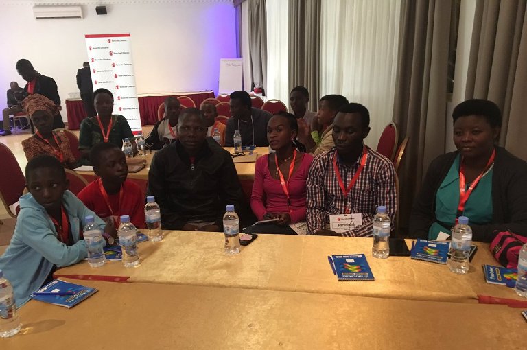Abana bateraniye mu nama iri kubera i Kigali bari gusesengura ibijyanye n'uburenganzira bwabo 