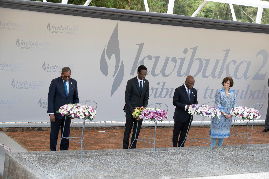 Uwahoze ayobora Tanzania n'abandi bashyira indabo ku rwibutso