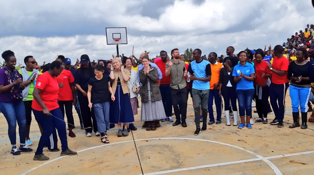 Ubwo umuyobozi w'ungirije wa Imbuto foundation n'abandi basuzumaga aho imitunganyirize y'ikibuga igeze