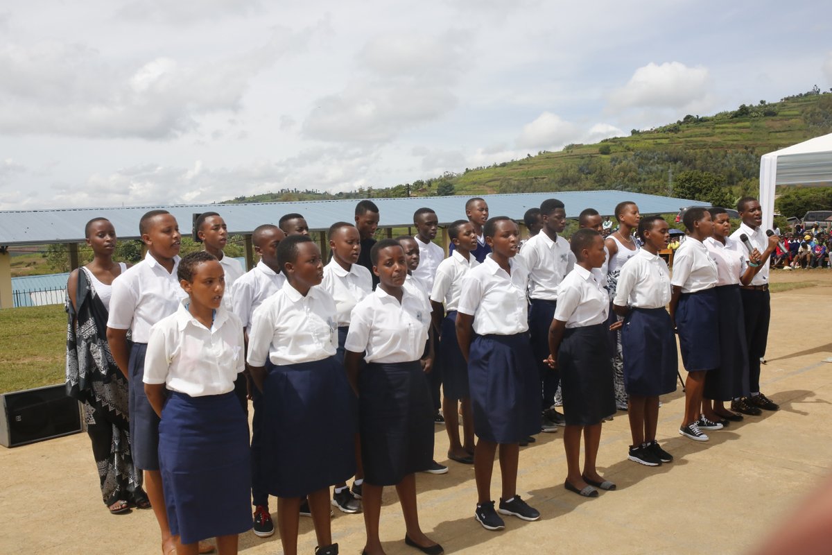 Abanyeshuri bagize AERG mu Rwunge rw'Amashuri rwa Runyombyi 1 batanze ubutumwa mu ndirimbo