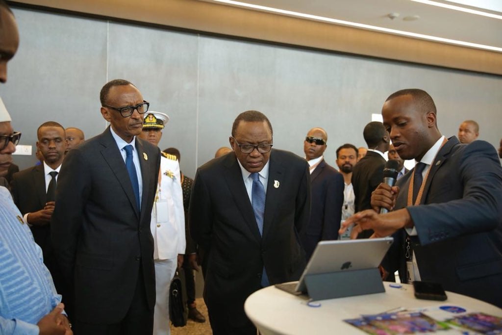 Perezida Kagame na Perezida Kenyatta berekwa ikoranabuhanga ryifashishwa na BK