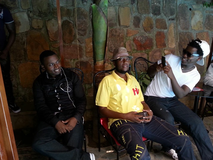 Abafana bamwe bavuga ko Dany Vumbi (wambaye umukara) atari akwiye kubura mu bahanzi 15 bakomeza muri PGGSS V.