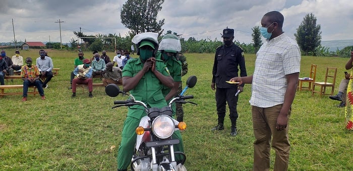 Abaturage baguriye moto nshya DASSO mu gufatanya kwicungira umutekano