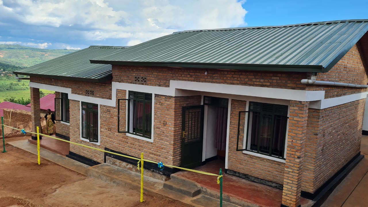Ubuyobozi bw'Akarere ka Kicukiro bwashyikirije imiryango ine inzu yubakiwe 